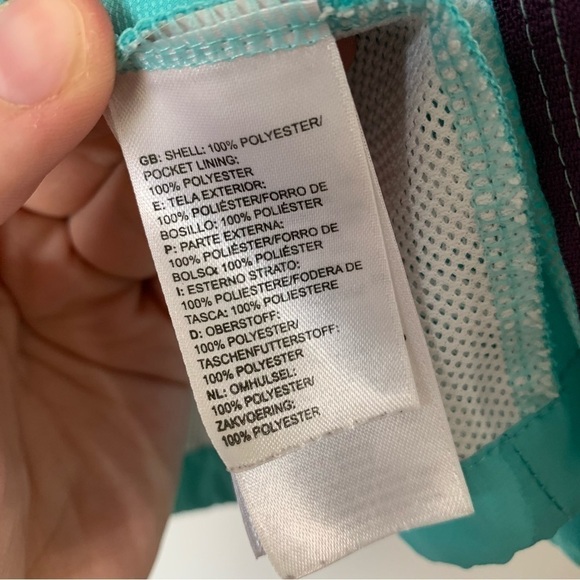 The North Face Women’s Running windbreaker Jacket, water resistant outer shell - Picture 10 of 10